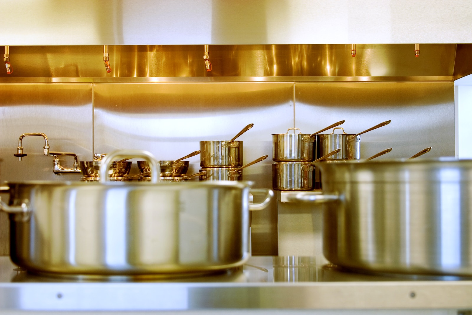 gray stainless steel cookwares in kitchen